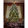 Künstliche Weihnachtsbäume zur Dekoration